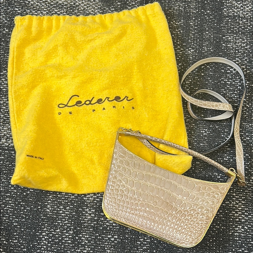Beige Crocodile Embossed Crossbody Bag Vintage. Missing one side of trim 😩